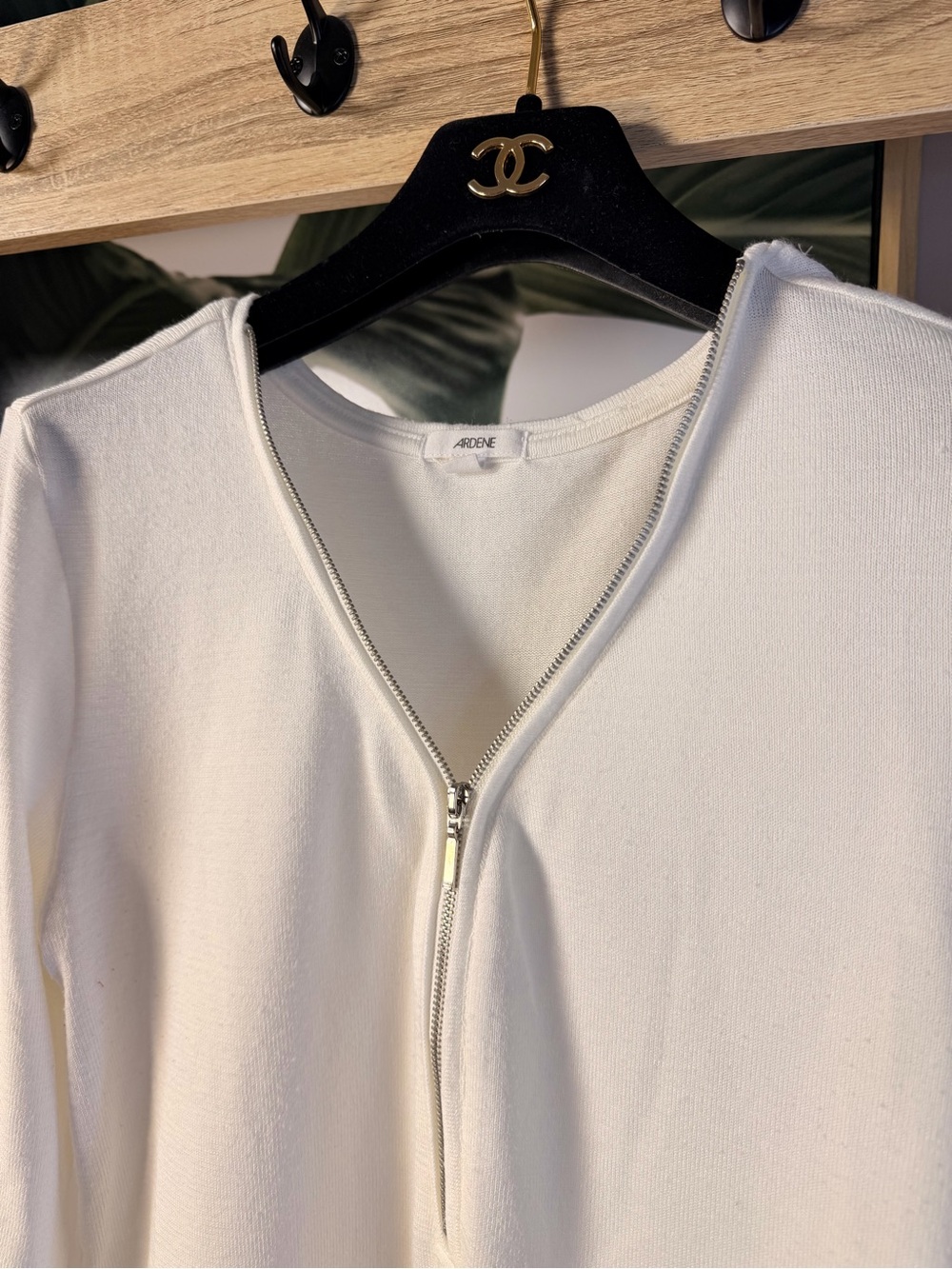 Ardene long sleeve top featuring a V-neckline with a silver front zipper M - Picture 6 of 8